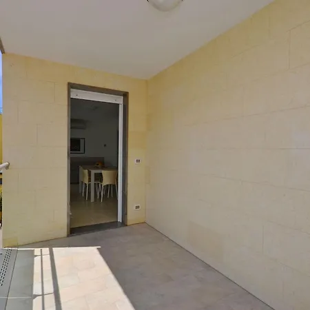 Апартаменты Modern Flat With Spacious Balcony